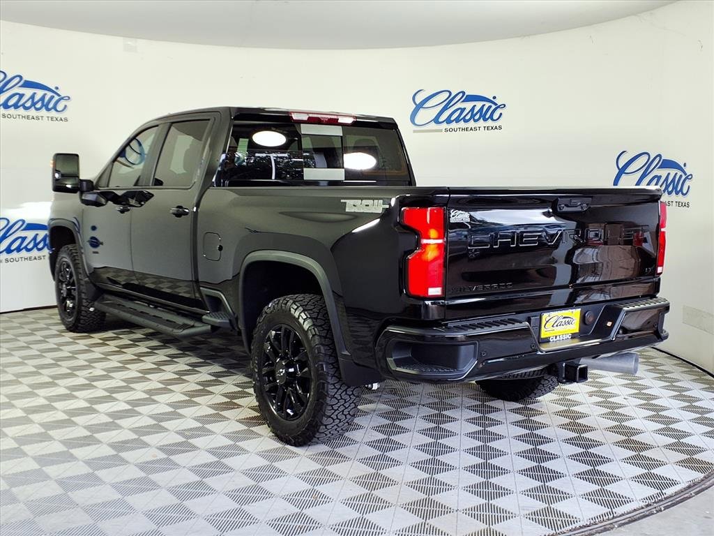 2025 Chevrolet Silverado 2500HD LT photo 2