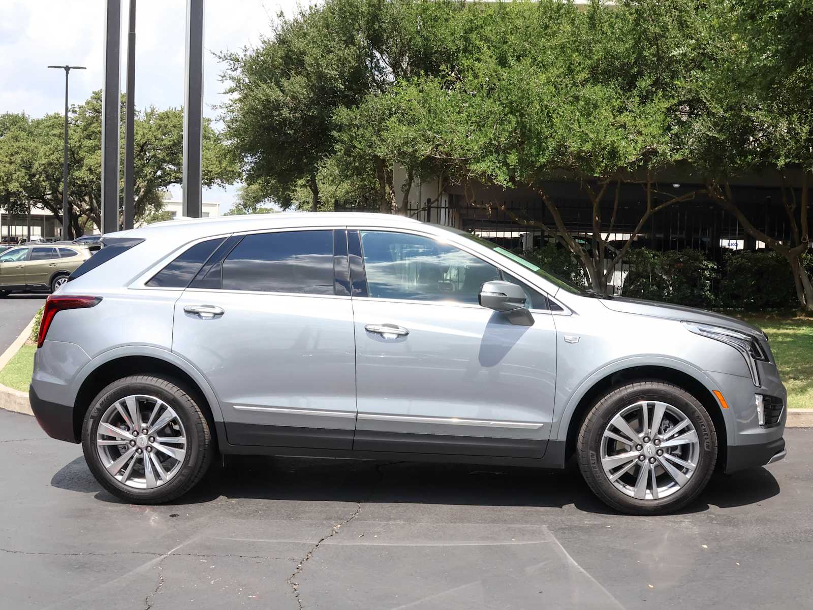 2025 Cadillac XT5 Premium Luxury photo 3