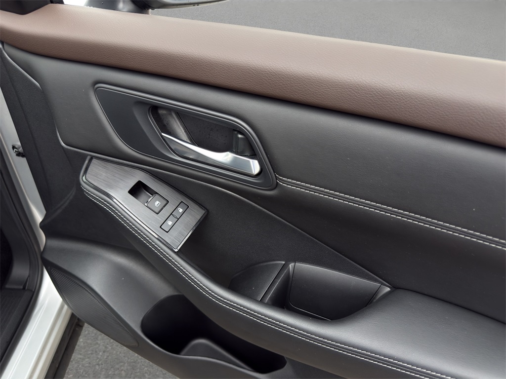 2022 Nissan Rogue SV photo 17