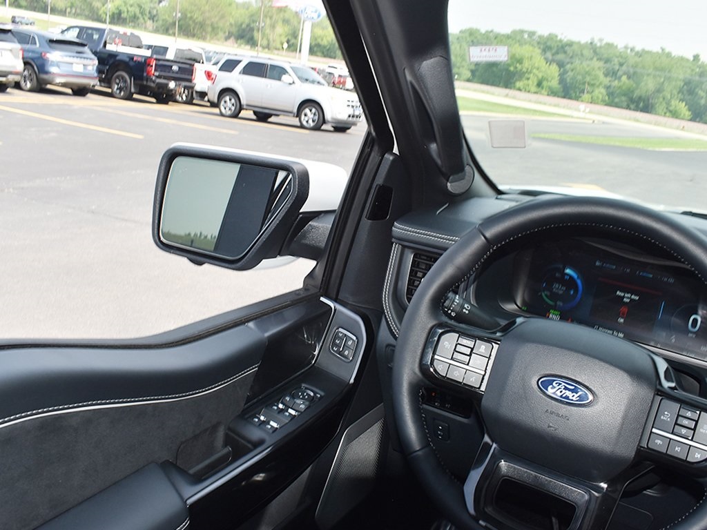 2025 Ford F-150 Lightning Platinum photo 21