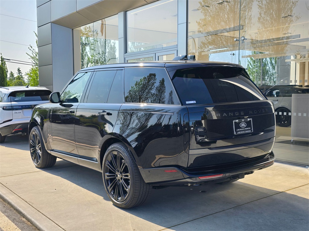 2025 Land Rover Range Rover SE photo 5