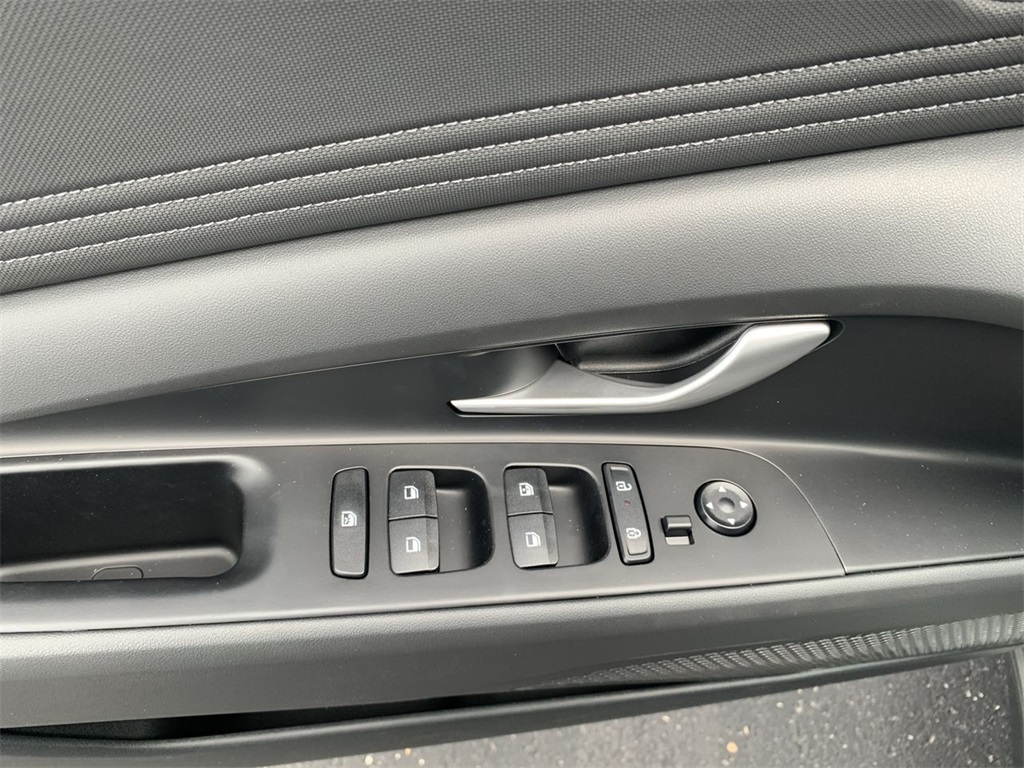 2025 Hyundai Elantra SEL Convenience photo 13