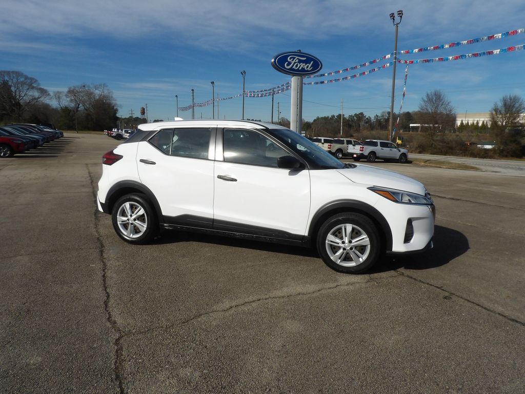 2023 Nissan Kicks S's photo