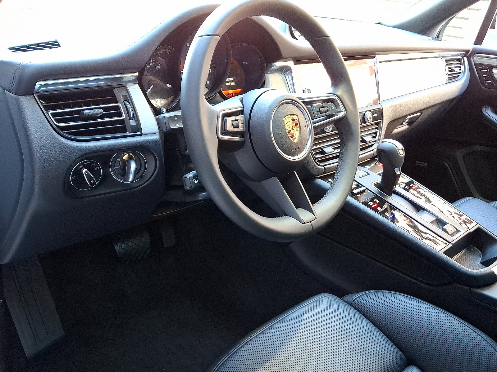 2025 Porsche Macan T photo 4