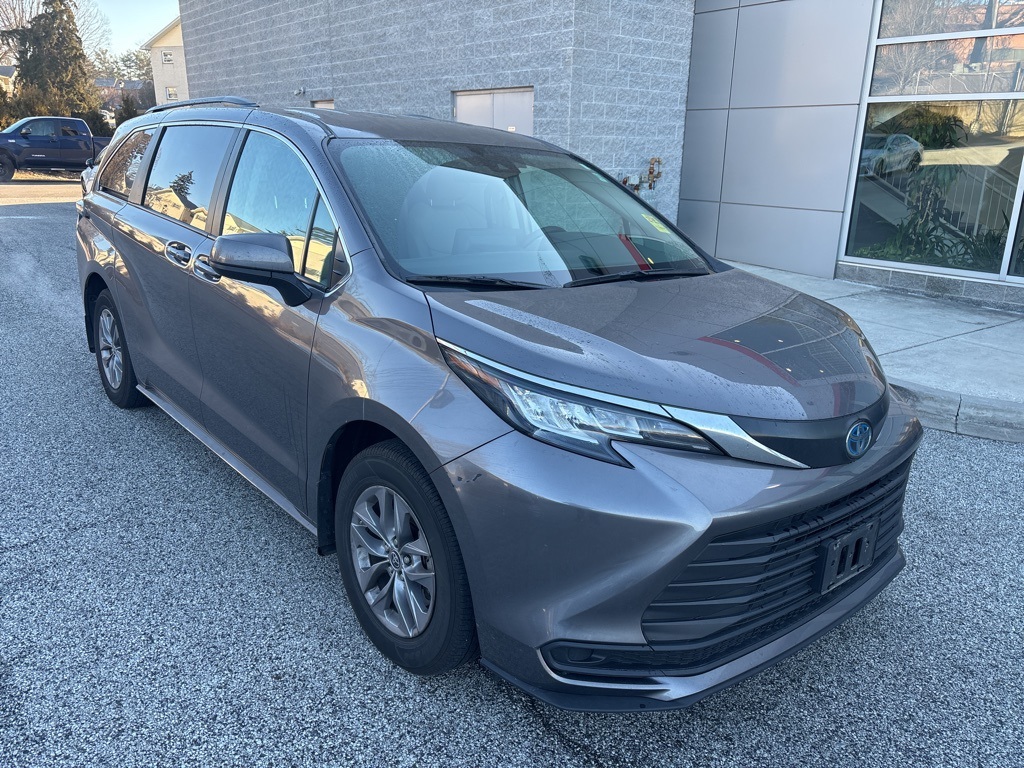 2023 Toyota Sienna LE's photo