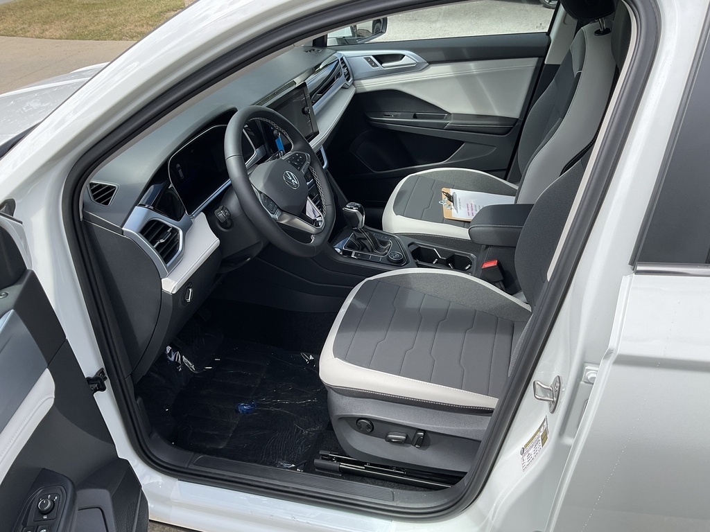 2025 Volkswagen Taos SE photo 7