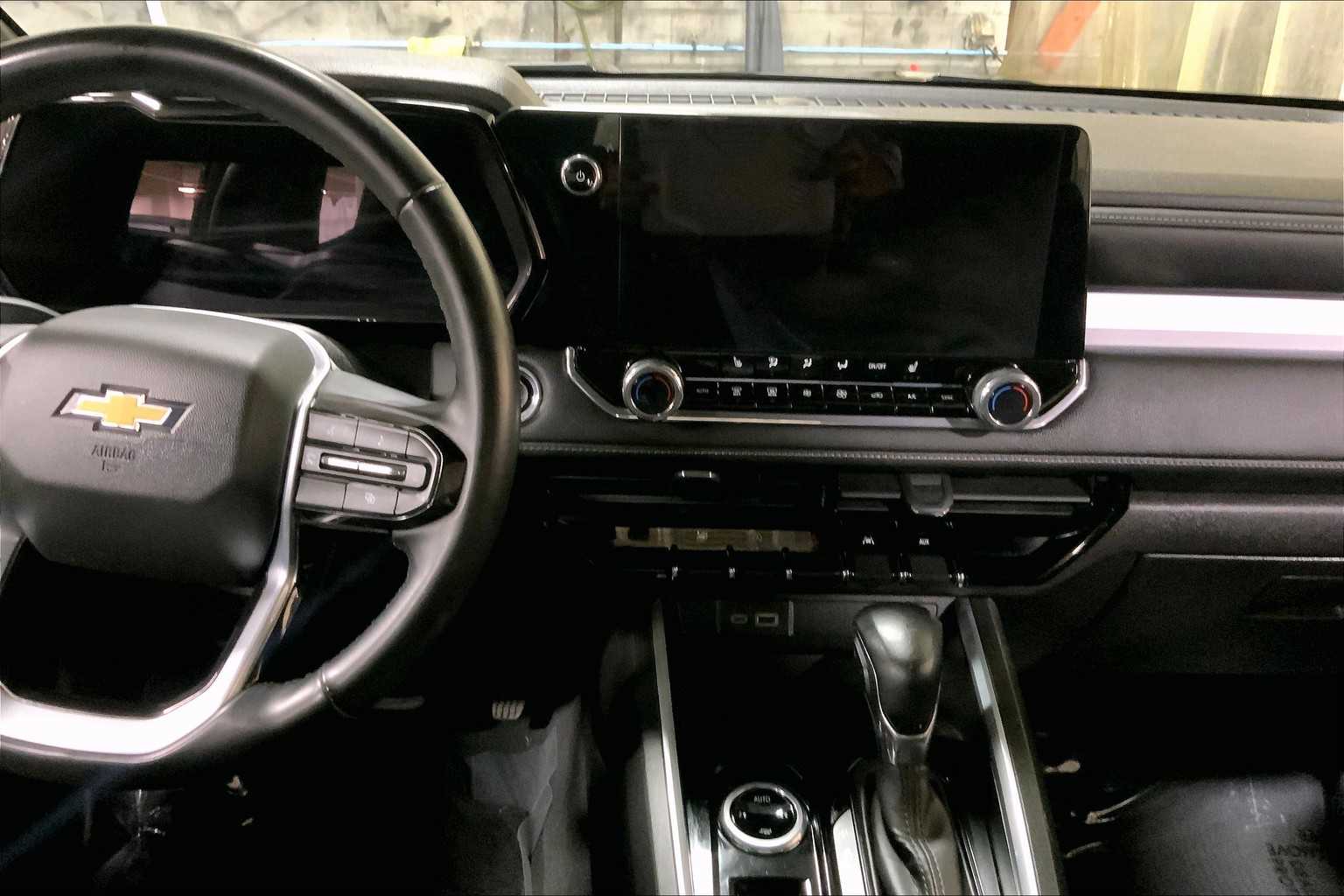 2023 Chevrolet Colorado LT photo 3