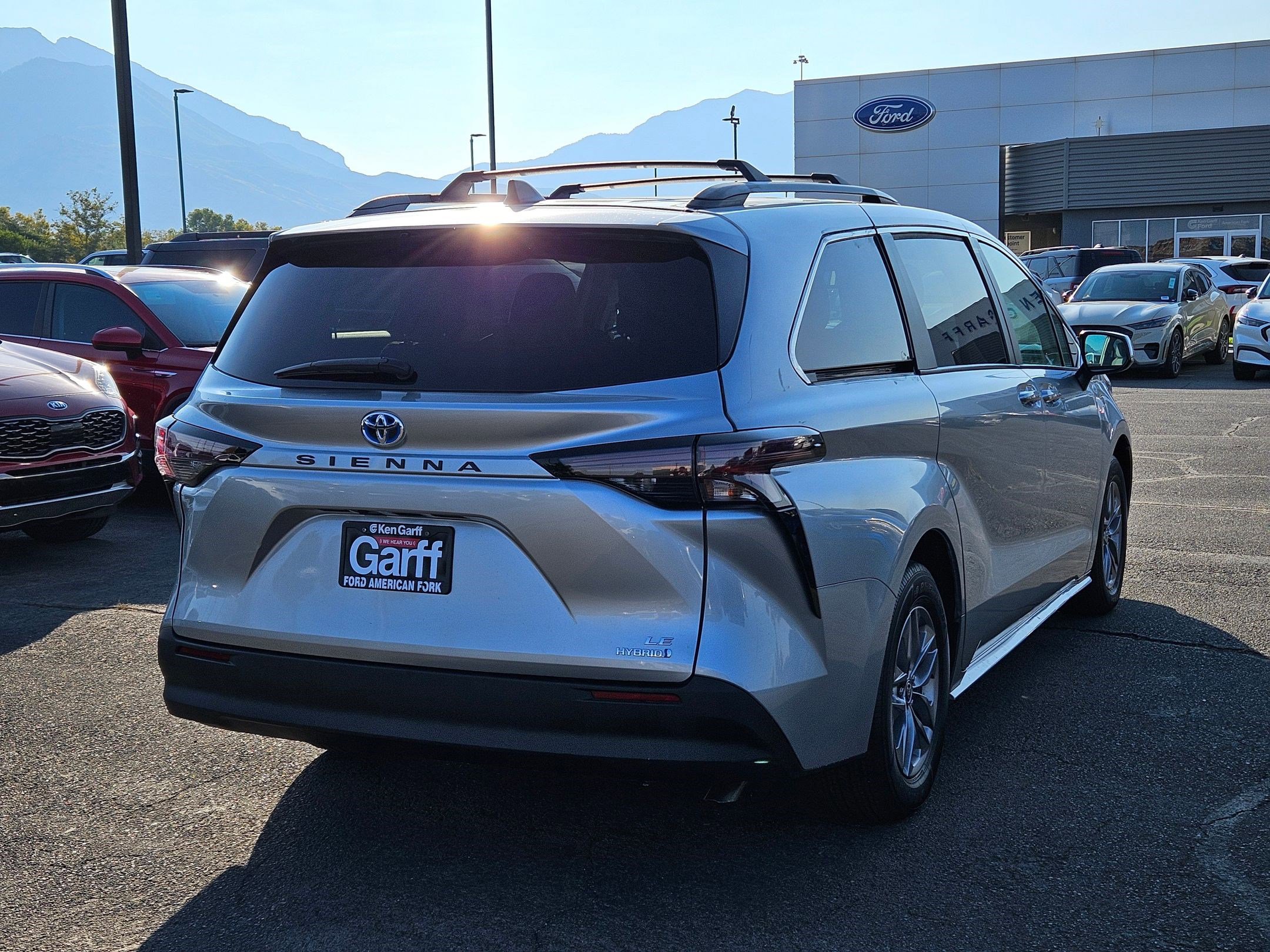 2023 Toyota Sienna LE photo 3