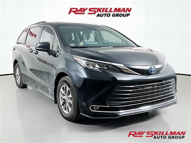 2021 Toyota Sienna XLE's photo