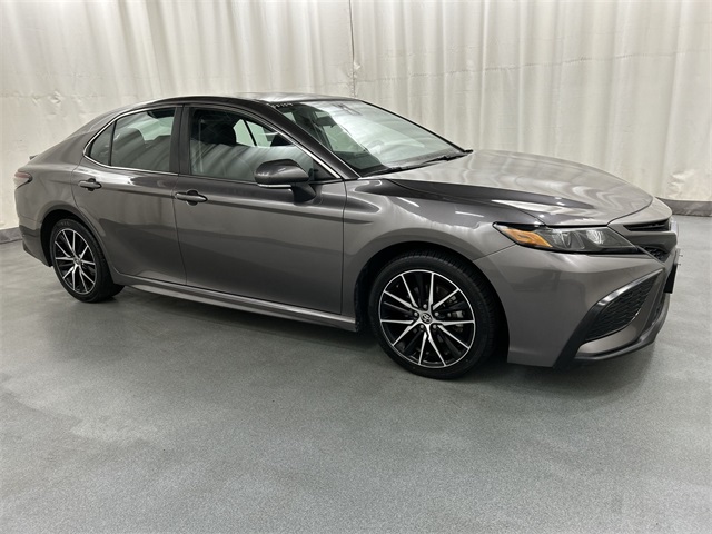 2024 Toyota Camry SE's photo