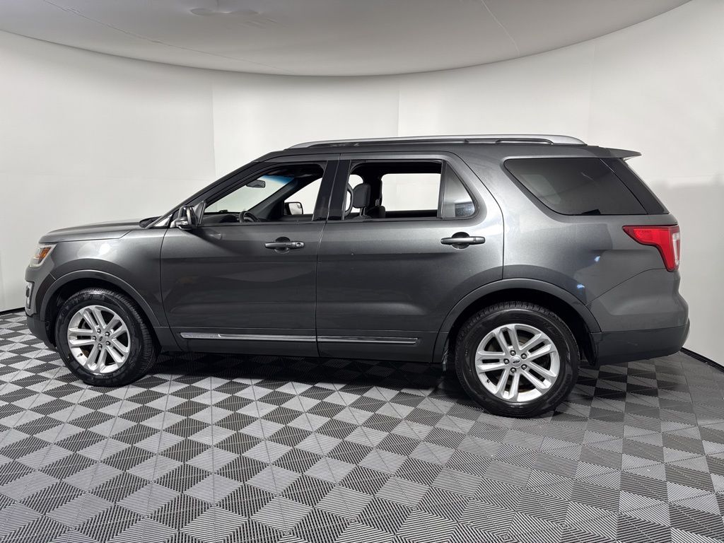 2017 Ford Explorer XLT photo 3