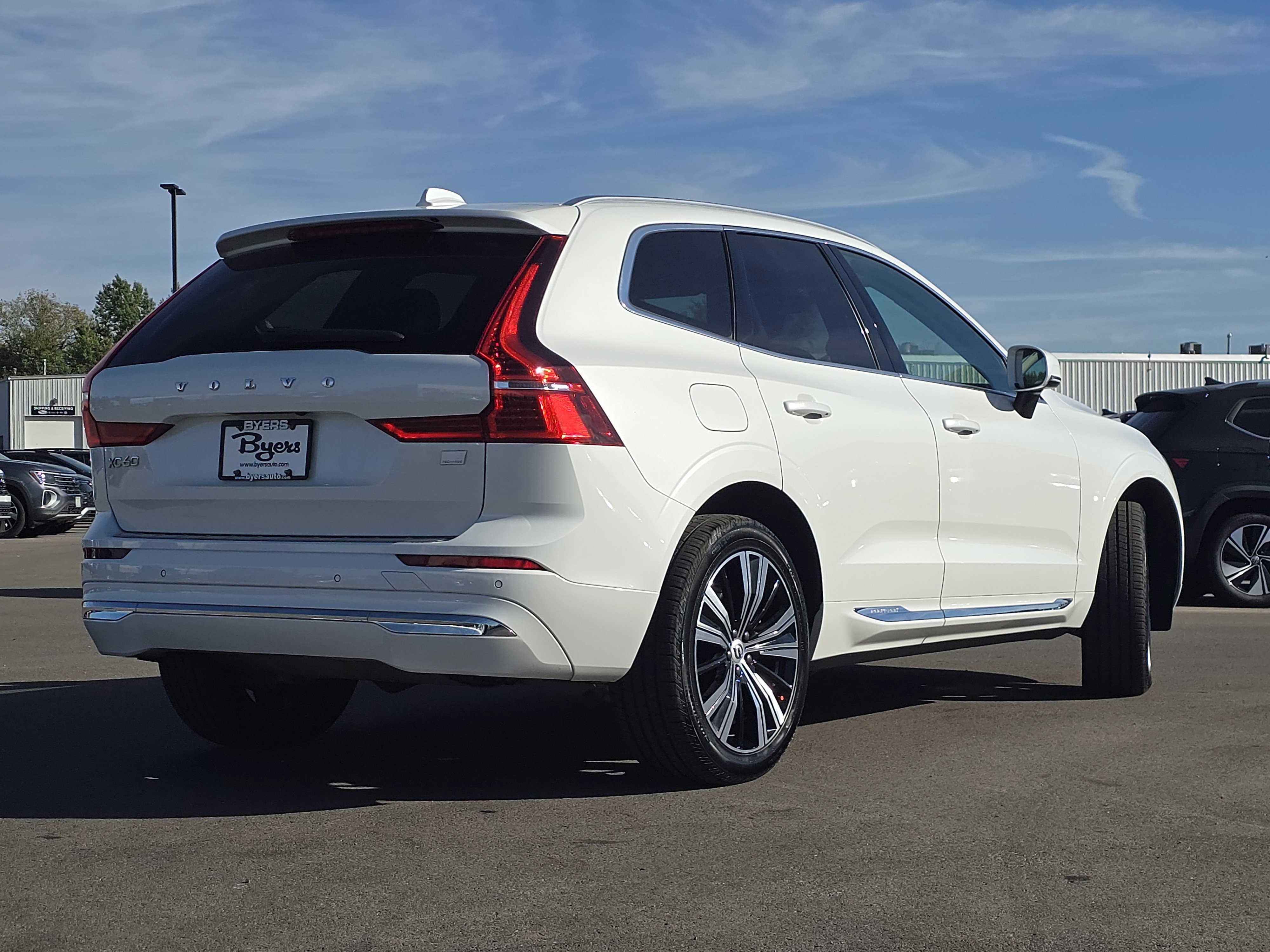 2022 Volvo XC60 Recharge Hybrid Inscription photo 3
