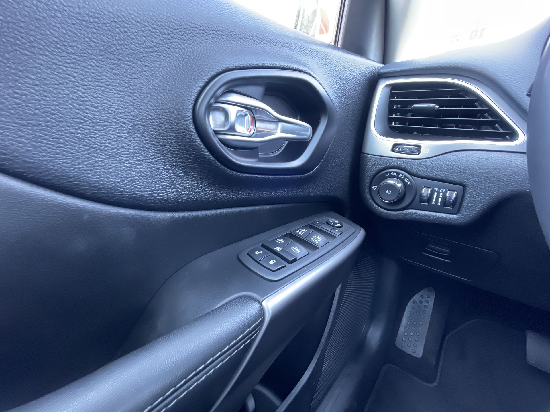 2021 Jeep Cherokee Latitude Lux photo 49