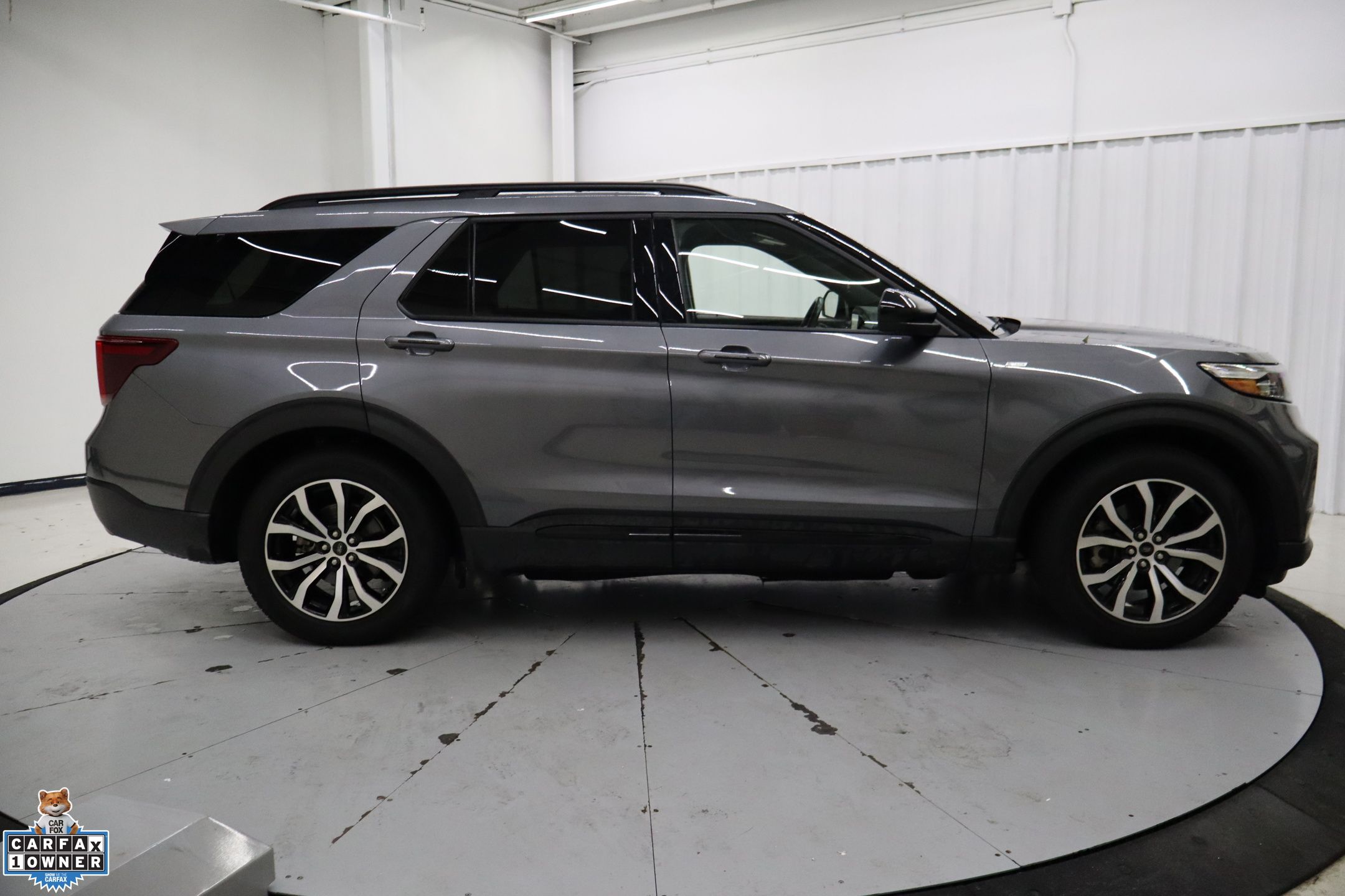 2022 Ford Explorer ST-Line photo 2