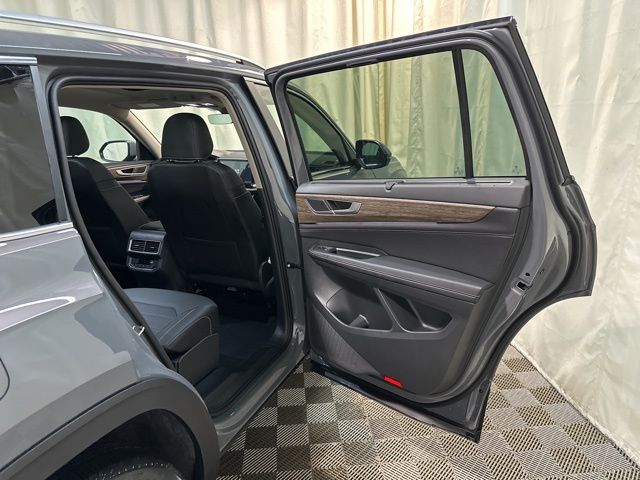 2025 Volkswagen Atlas SEL photo 31