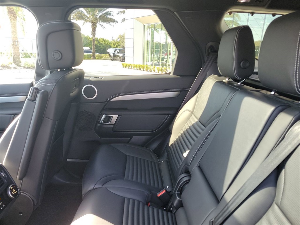 2025 Land Rover Discovery SE photo 16