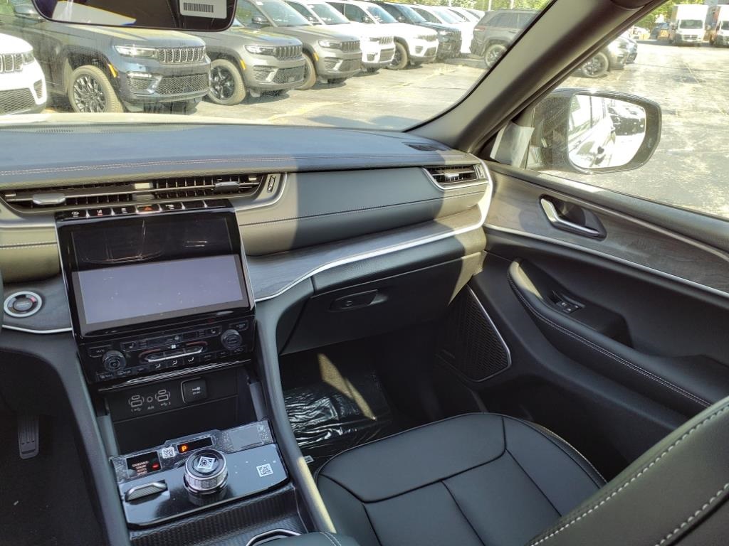 2025 Jeep Grand Cherokee Limited photo 9