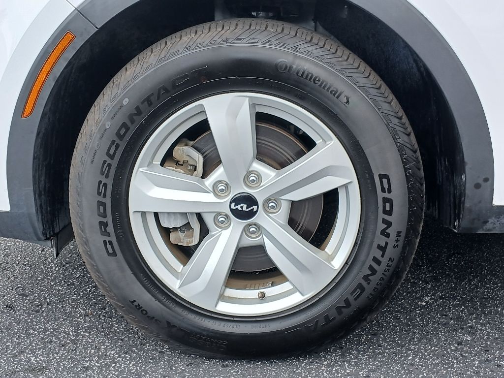 2023 Kia Sorento LX photo 8
