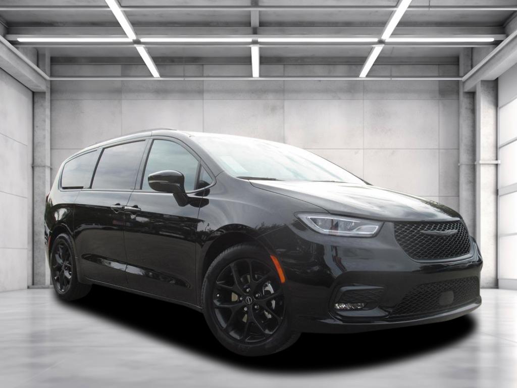 2026 Chrysler Pacifica Select's photo
