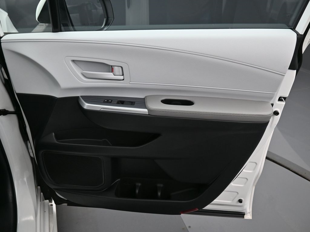 2025 Toyota Sienna LE photo 31