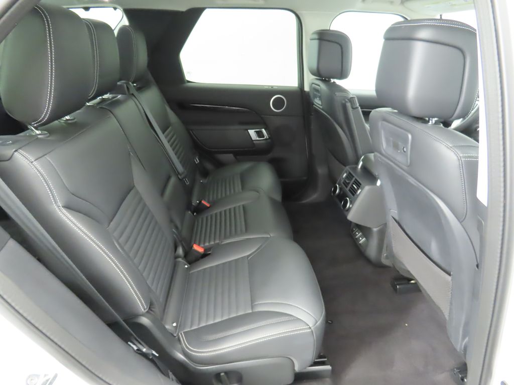 2024 Land Rover Discovery P300 S photo 19