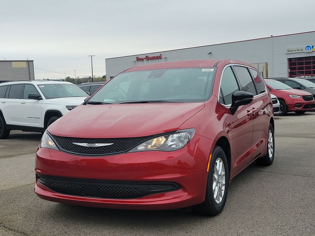 2025 Chrysler Voyager LX photo 2