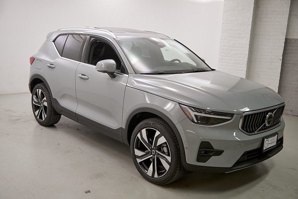 2025 VOLVO XC40 - Image 3