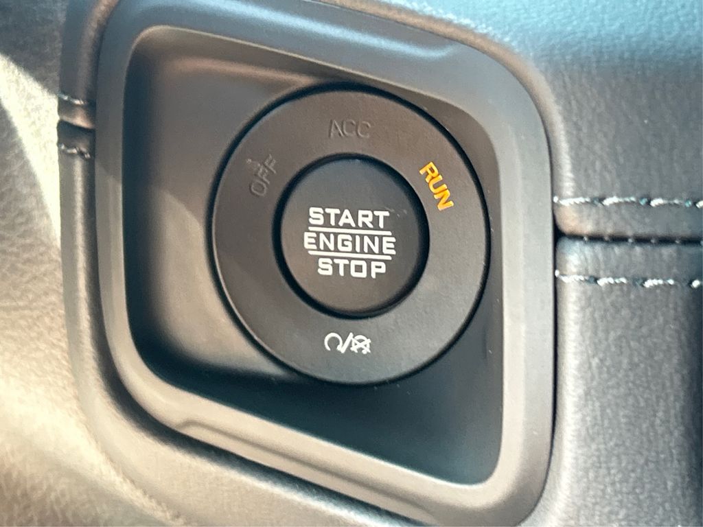 2025 Jeep Wrangler Sahara photo 33
