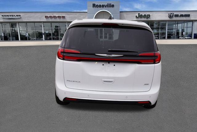 2026 Chrysler Pacifica photo 4