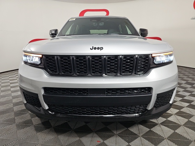2025 Jeep Grand Cherokee Altitude photo 2