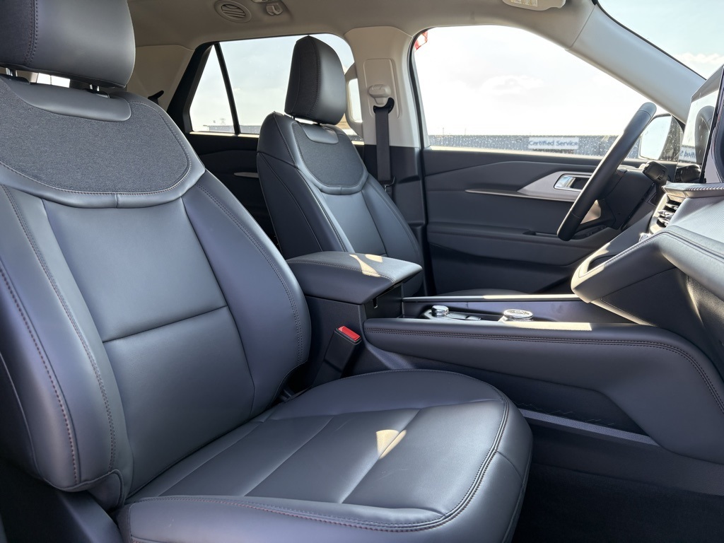 2025 Ford Explorer photo 26