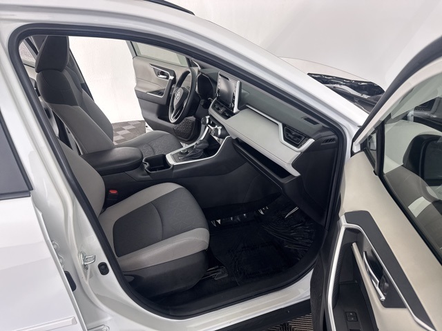 2022 Toyota RAV4 Hybrid XLE photo 13
