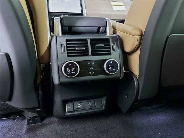 2025 Land Rover Discovery Metropolitan Edition photo 23