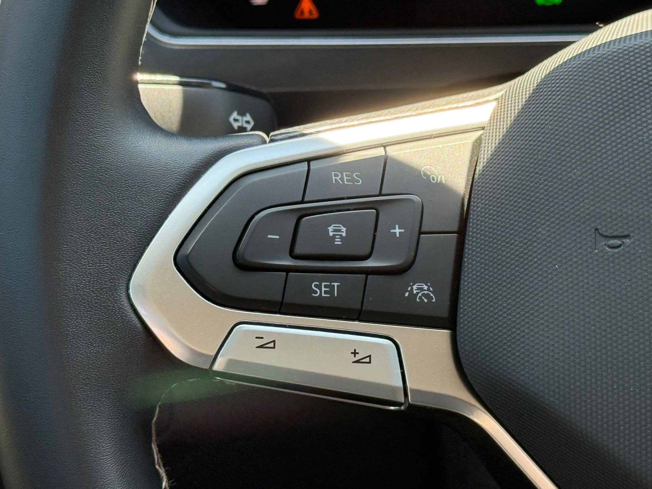 2023 Volkswagen Tiguan SE photo 14