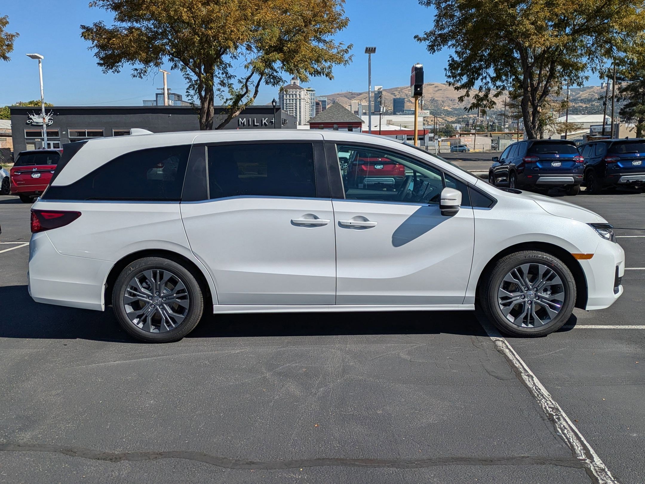2026 Honda Odyssey Touring photo 2