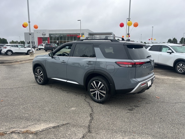 2025 Nissan Pathfinder Platinum photo 3