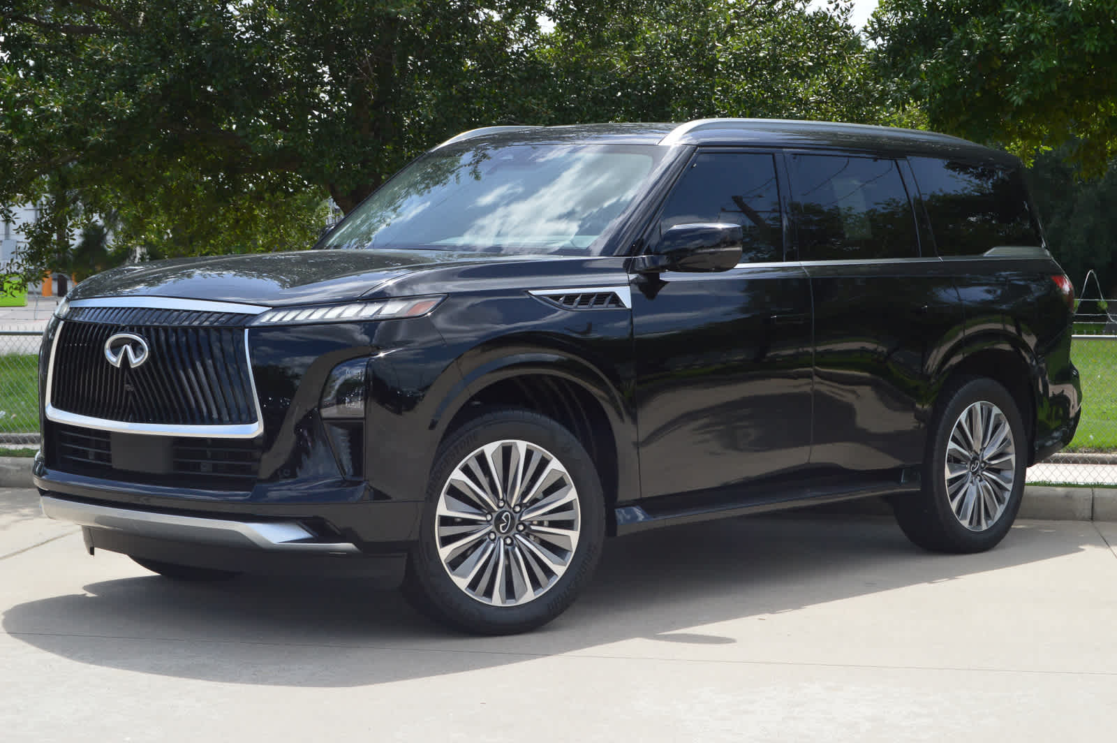 2025 INFINITI QX80 LUXE