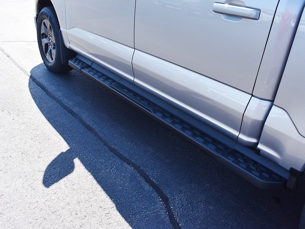 2025 Ford F-150 Lightning XLT photo 17