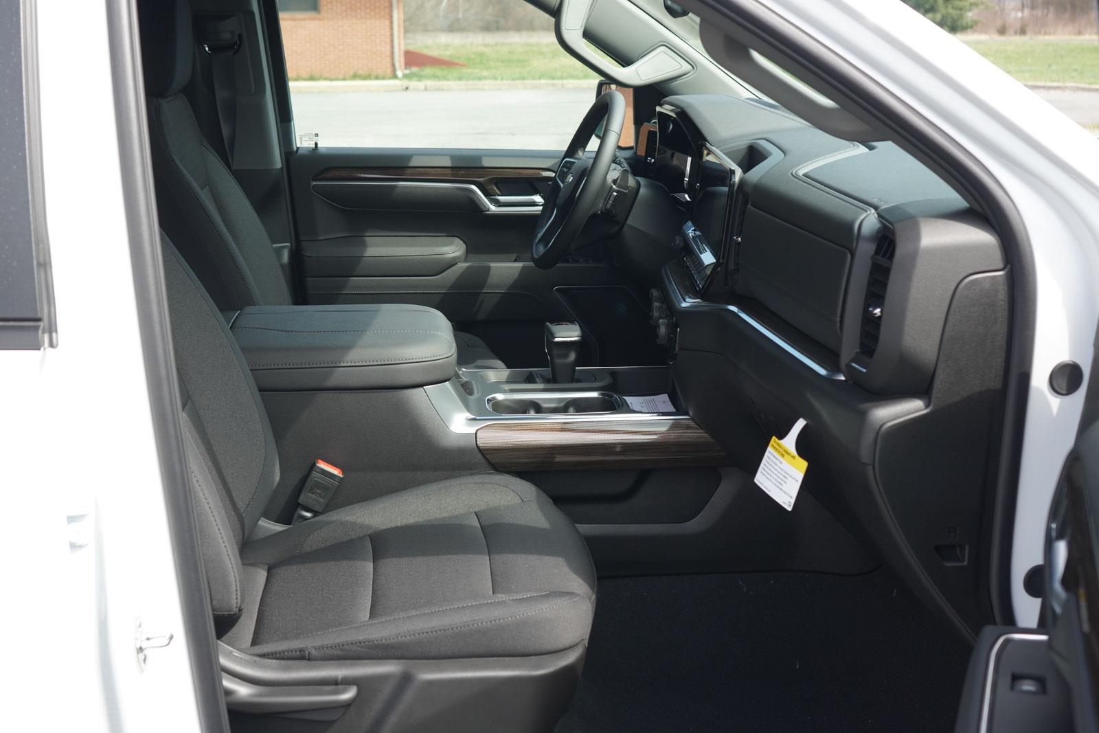 2025 Chevrolet Silverado 1500 LT photo 29