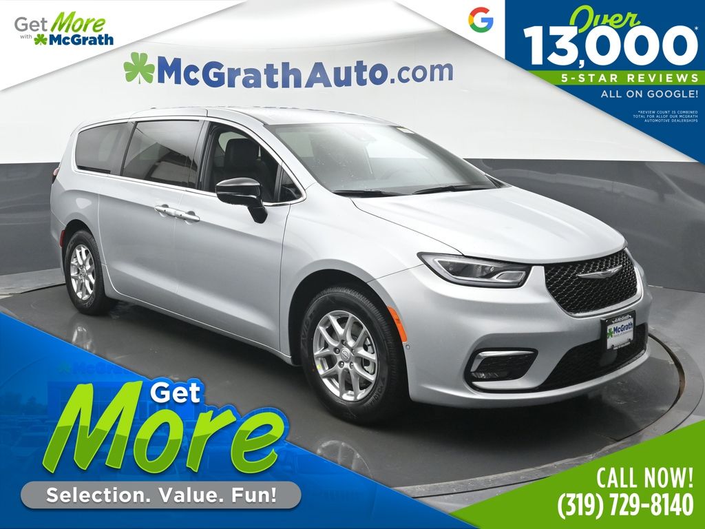 2026 Chrysler Pacifica Select's photo