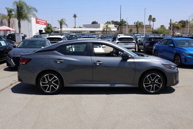 2025 Nissan Sentra SR photo 3