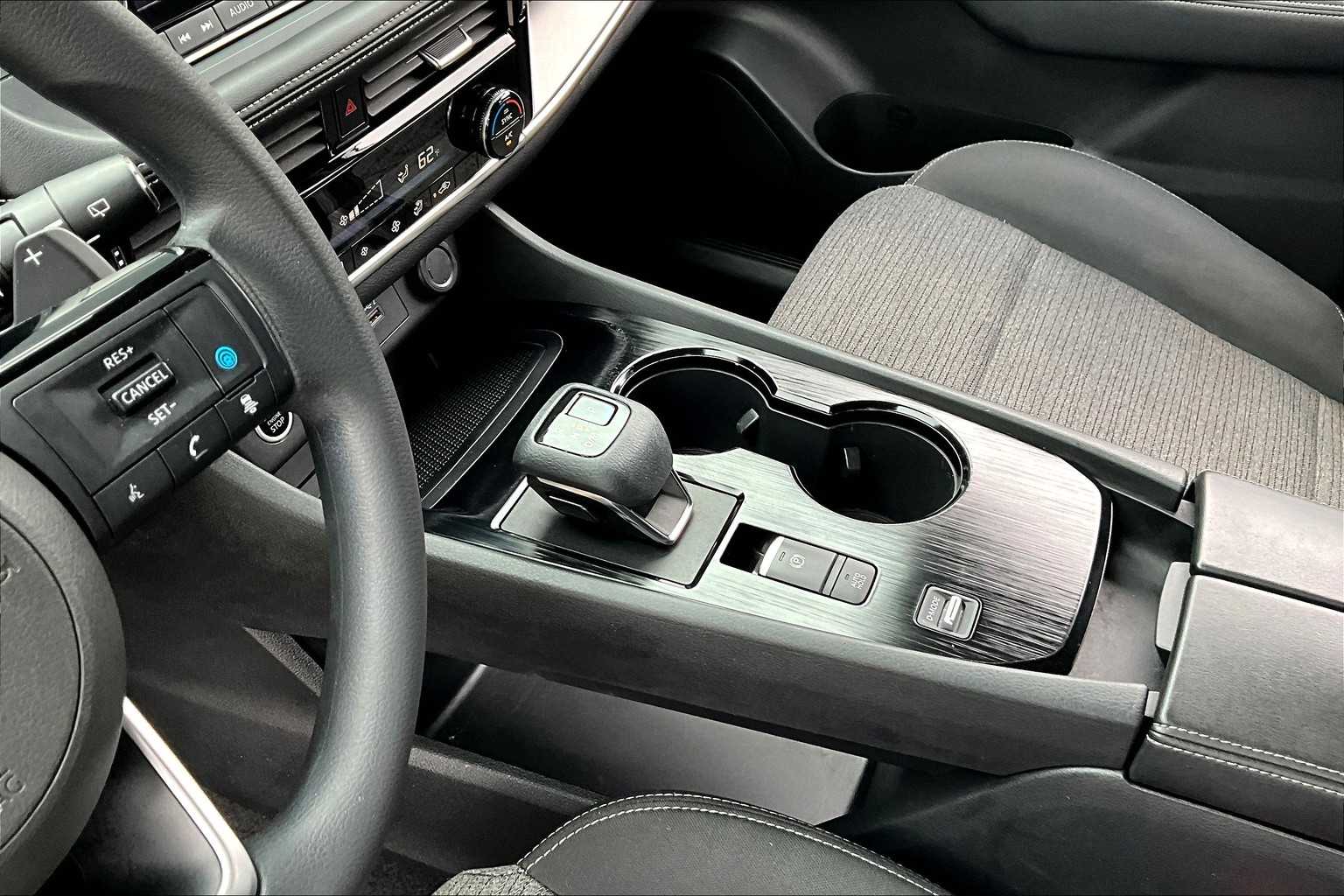 2022 Nissan Rogue SV photo 13