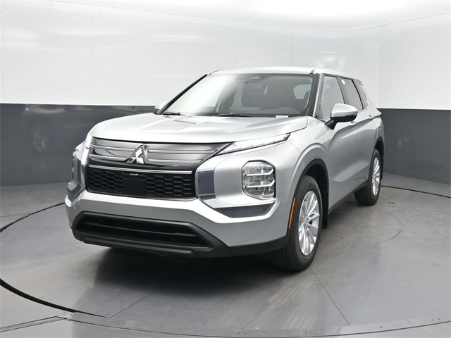 2025 Mitsubishi Outlander ES's photo