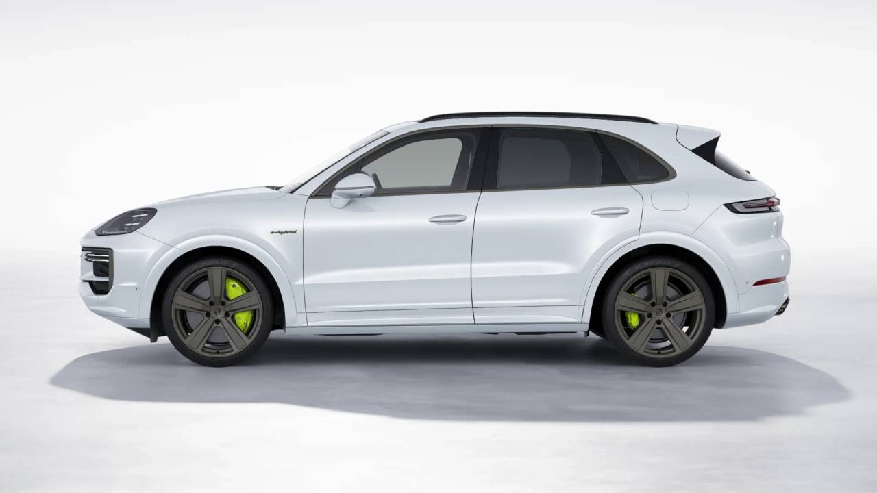 2025 Porsche Cayenne Turbo E-Hybrid photo 2