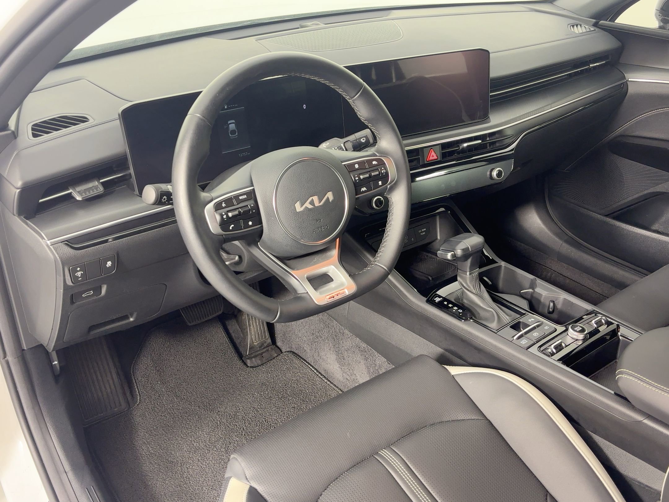 2025 Kia K5 GT-Line photo 3