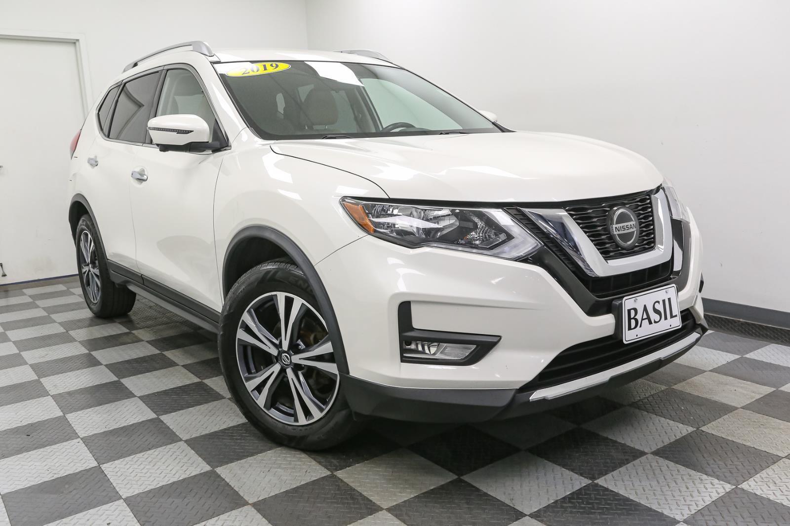 2019 Nissan Rogue SV photo 2