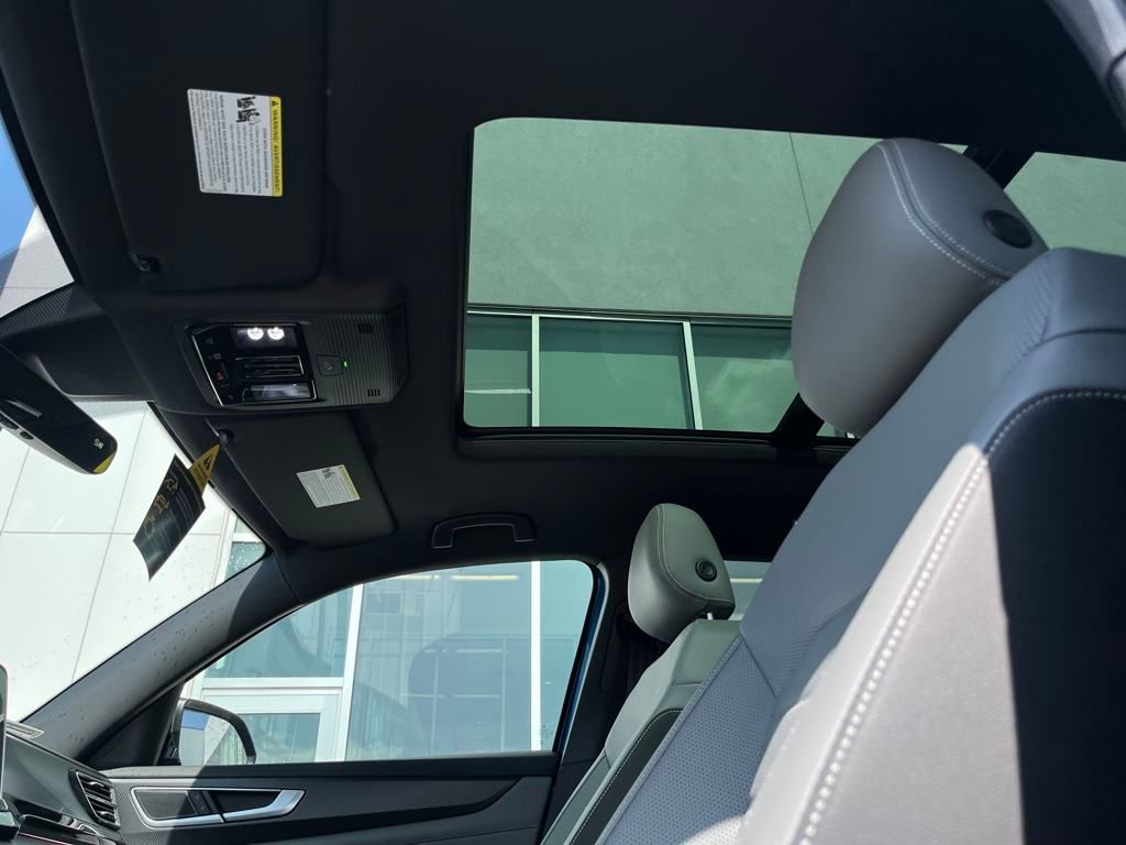 2025 Volkswagen Atlas Cross Sport SEL R-Line photo 18