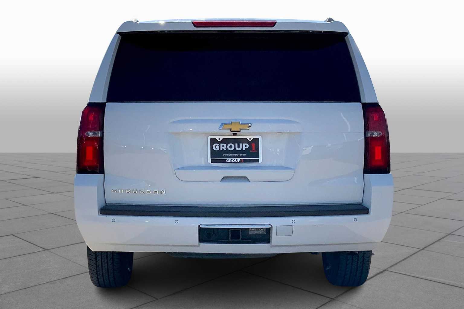 2016 Chevrolet Suburban LT photo 4