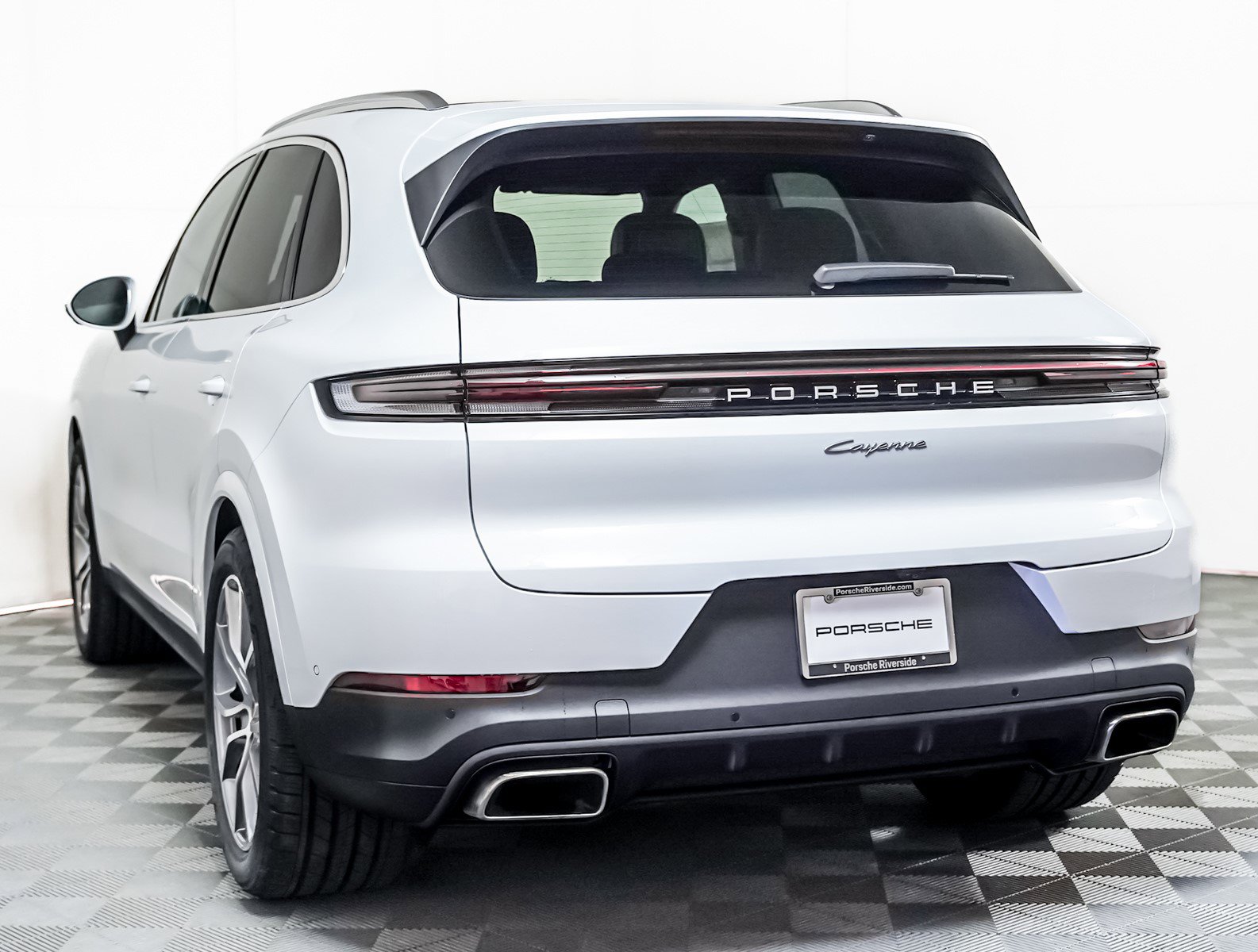 2025 Porsche Cayenne photo 3