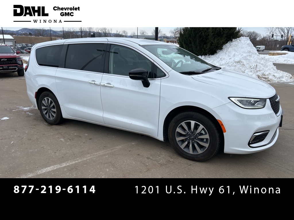 2024 Chrysler Pacifica PHEV Select's photo